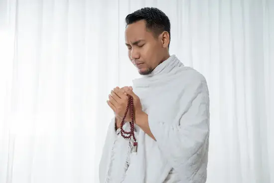 5 Tips Memilih Pakaian Umroh Pria untuk Cuaca Panas di Mekkah